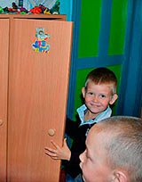 Детский сад Верх-Уймона получил от СибРО детские одёжные шкафчики. Следующая необходимая вещь - детские стулья и столики